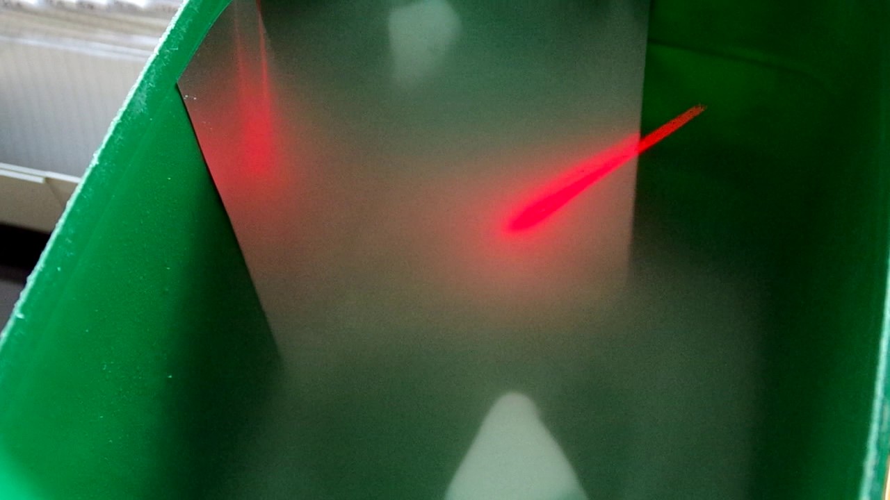 Entdeckerladen-Experimente mit Trockeneis 5 - Laserstrahl auf Hohlpiegel