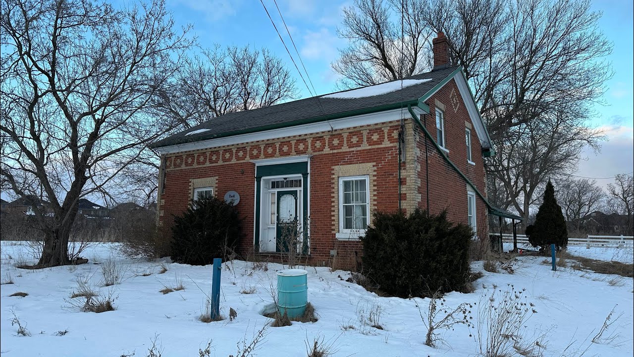 Creepy Discoveries inside this ABANDONED 150 year old house **dead body found???**