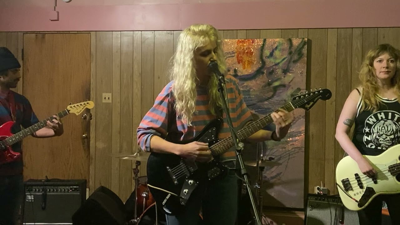 Julia Shapiro (Chastity Belt) - Someone - Color Club - Chicago IL - 10-8-2022 Kurt Vile
