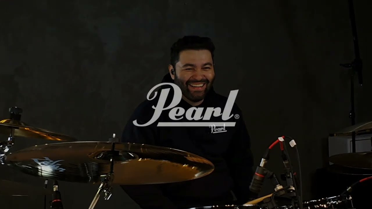 Tiago Bel&eacute;m no est&uacute;dio do QG da Pearl Brasil com Decade Maple