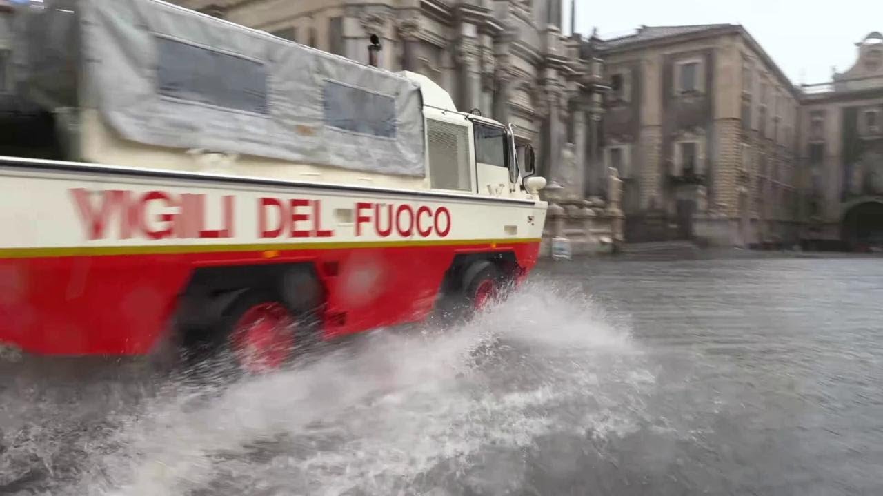 Nubifragio su Catania, la via Etnea come un fiume: i pompieri arrivano col mezzo anfibio