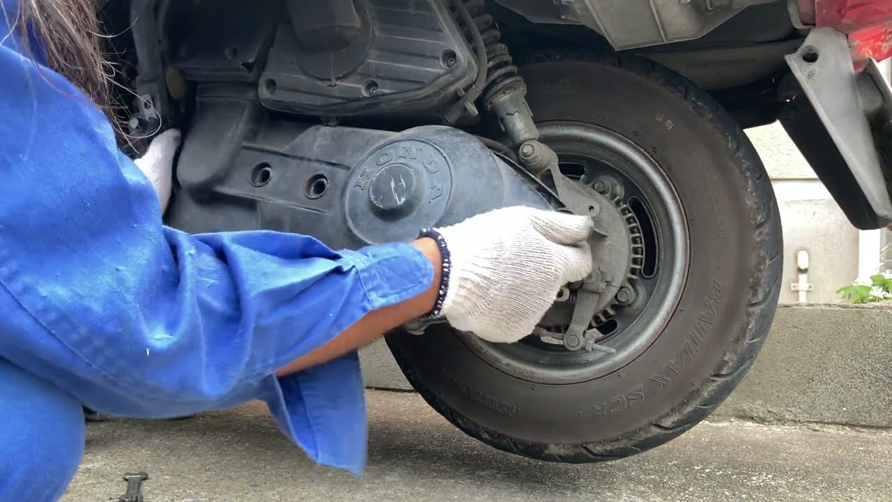 ホンダ、フュージョン駆動系部品交換作業風景。（ドライブベルト、ウェイトローラー、スライドピース）途中まで。