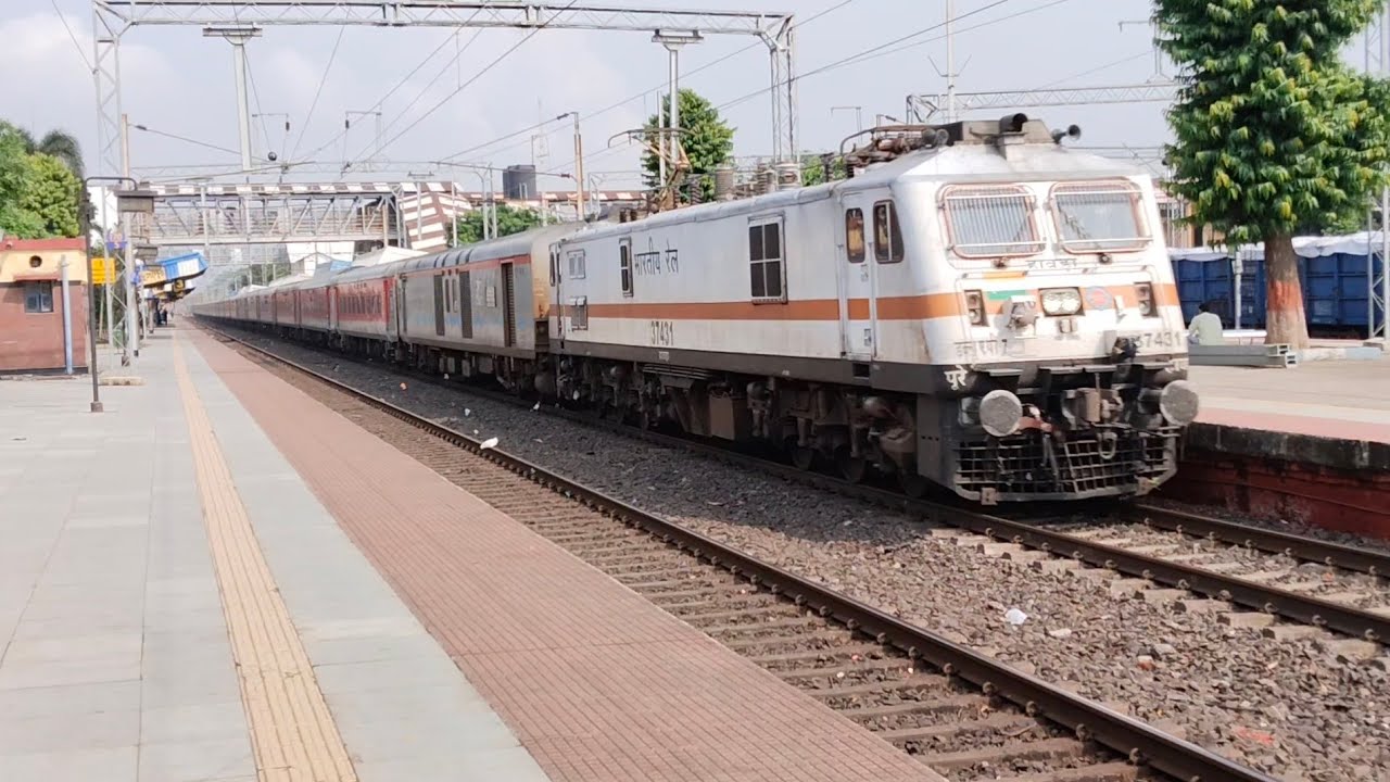 Dangerous 12302  HOWRAH RAJDHANI Rampage ⚡ Through DURGAPUR 130 Kmph in MPS  with HWH WAP-7 -37431