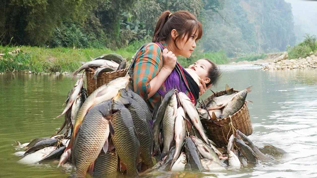 Traditional fishing skills - Single mother catches giant fish with bamboo rod.