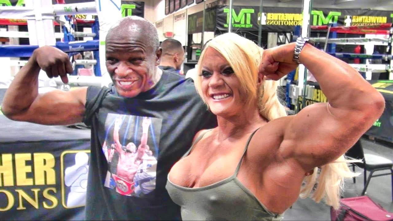 Women's bodybuilder Lisa Cross flexes with Floyd Mayweather Sr. and Jeff Mayweather