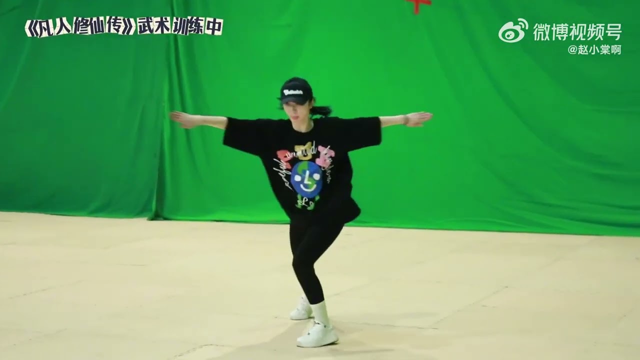 【#赵小棠 #凡人修仙传 幕后花絮：北舞出身的赵小棠吊威亚拍武打戏的训练也太帅了，难怪最终拍摄效果这么好】｜#zhaoxiaotang #theimmortalascension