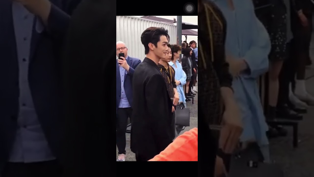 #xukai PA ask #soso to take photo to his fans Milan Fashion