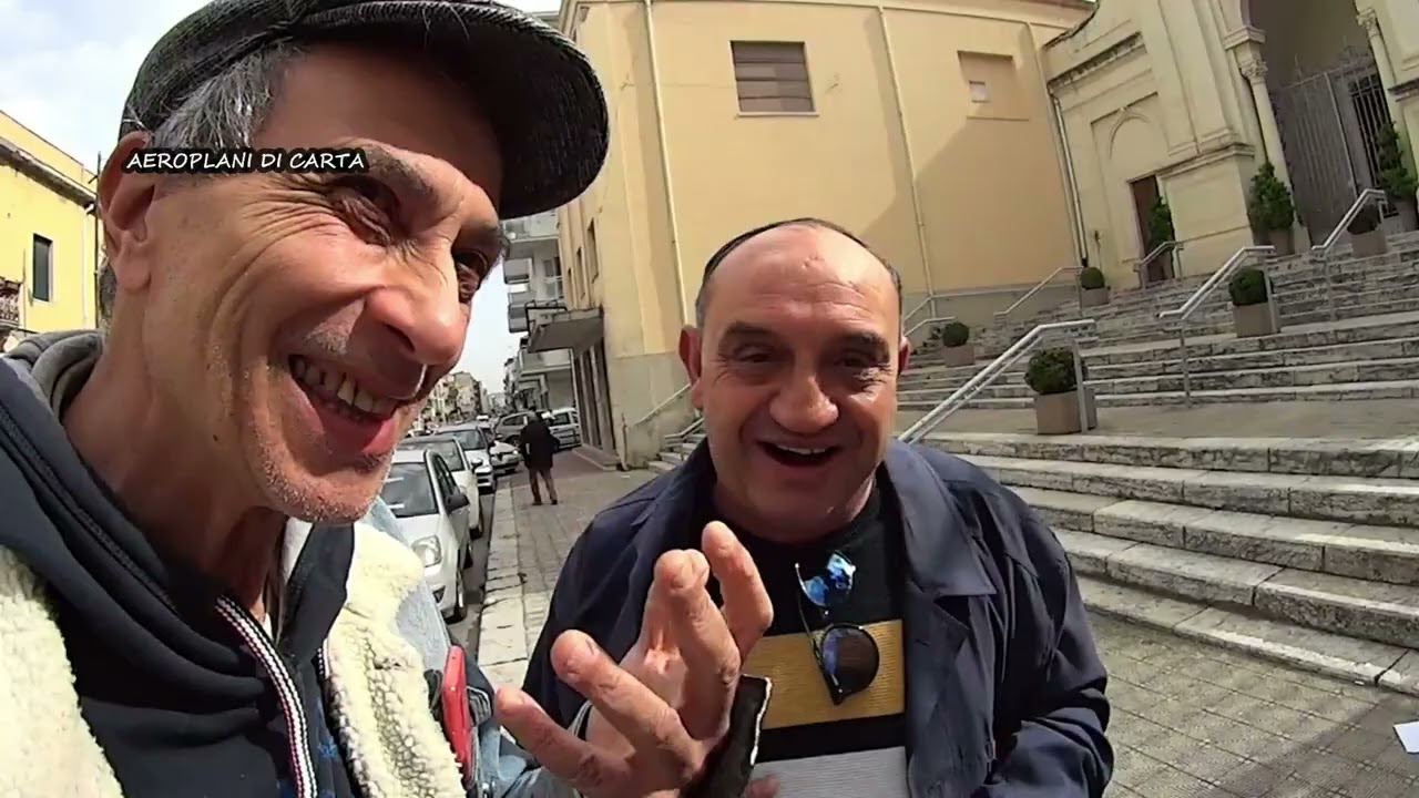 BUONA PASQUA CON LE INTERVISTE CONFUSE a #Reggiocalabria #confusedman #aeroplanidicarta #uomoconfuso