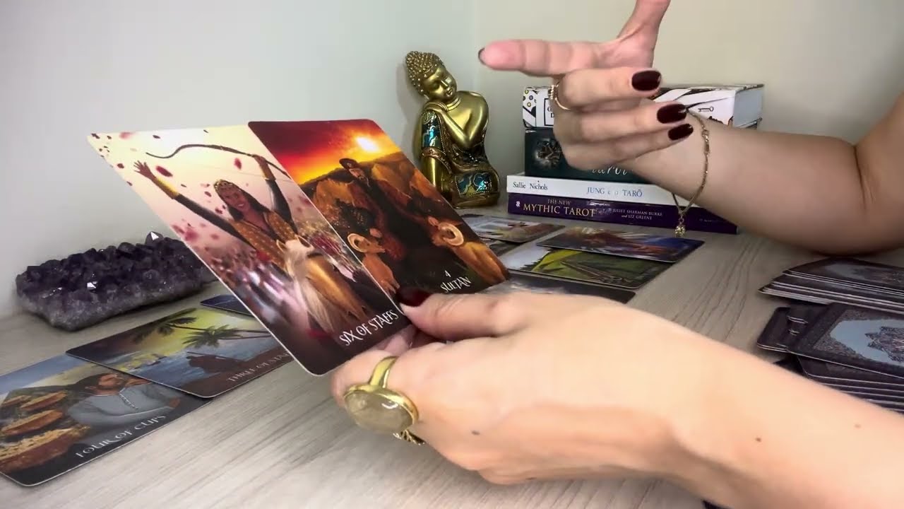 O que está PENSANDO e SENTINDO em relação a mim hoje? Tarot 💭💝🔮