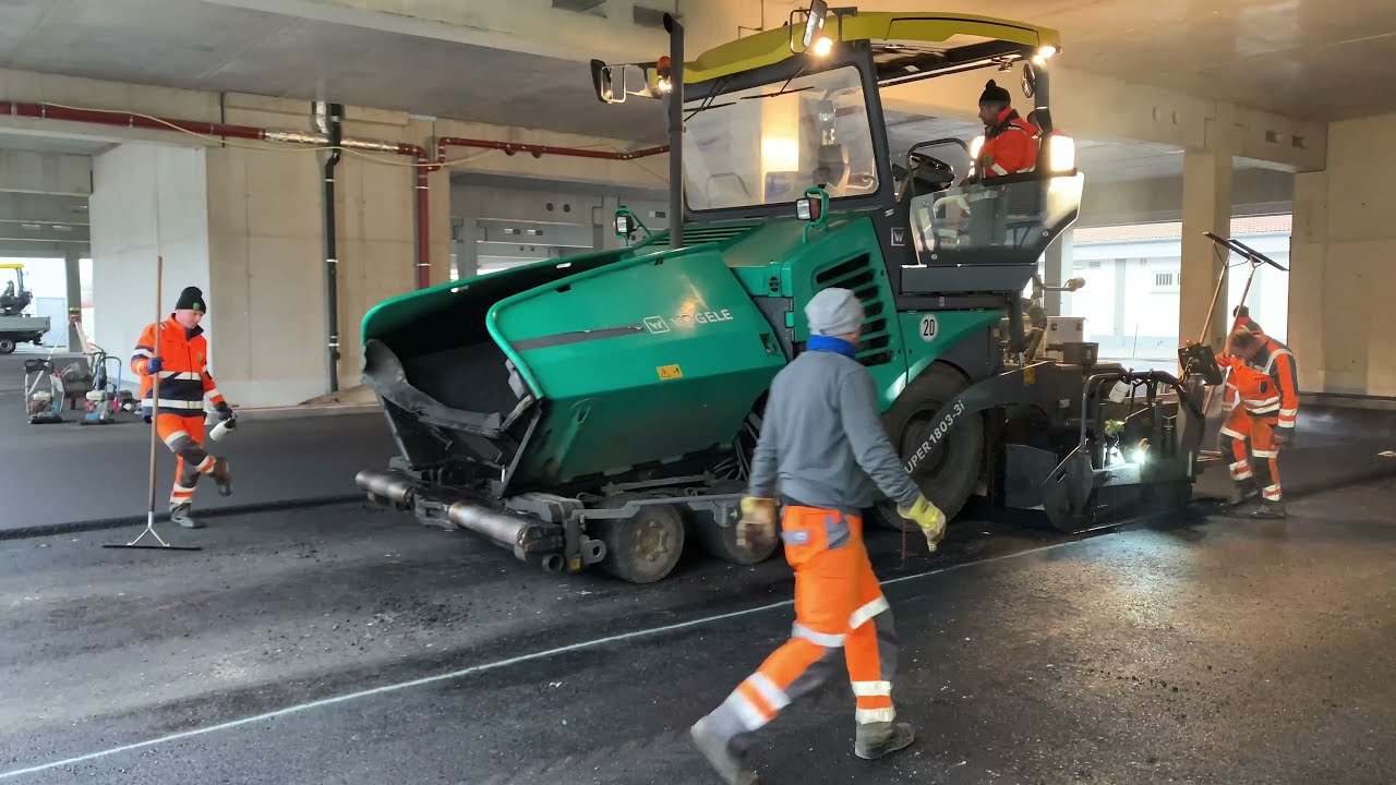Asphaltieren mit 3 Vögele Fertiger auf komplizierte Baustelle