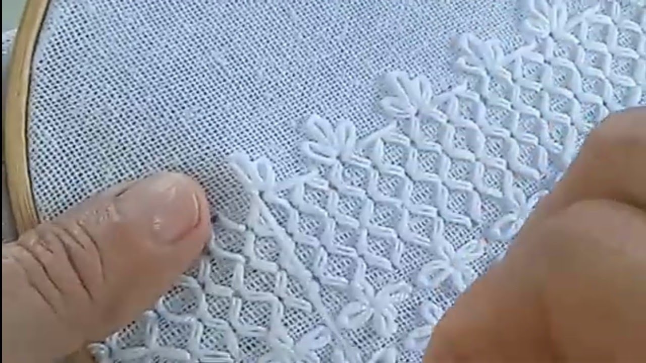 Blusa bordada no tecido de sacaria desfiada. Será que ficou linda?