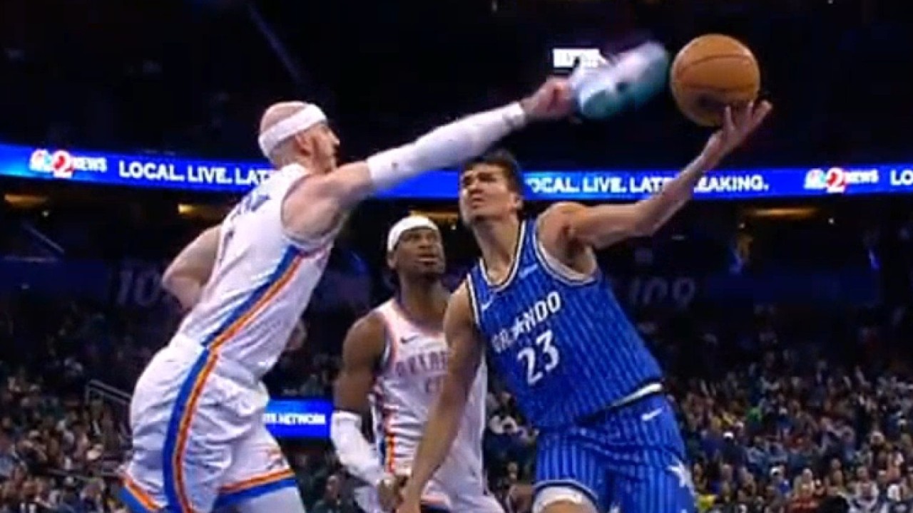 Алекс Карузо получил техническую награду за блокировку броска кроссовкой в ​​матче против «Мэджик» 😂