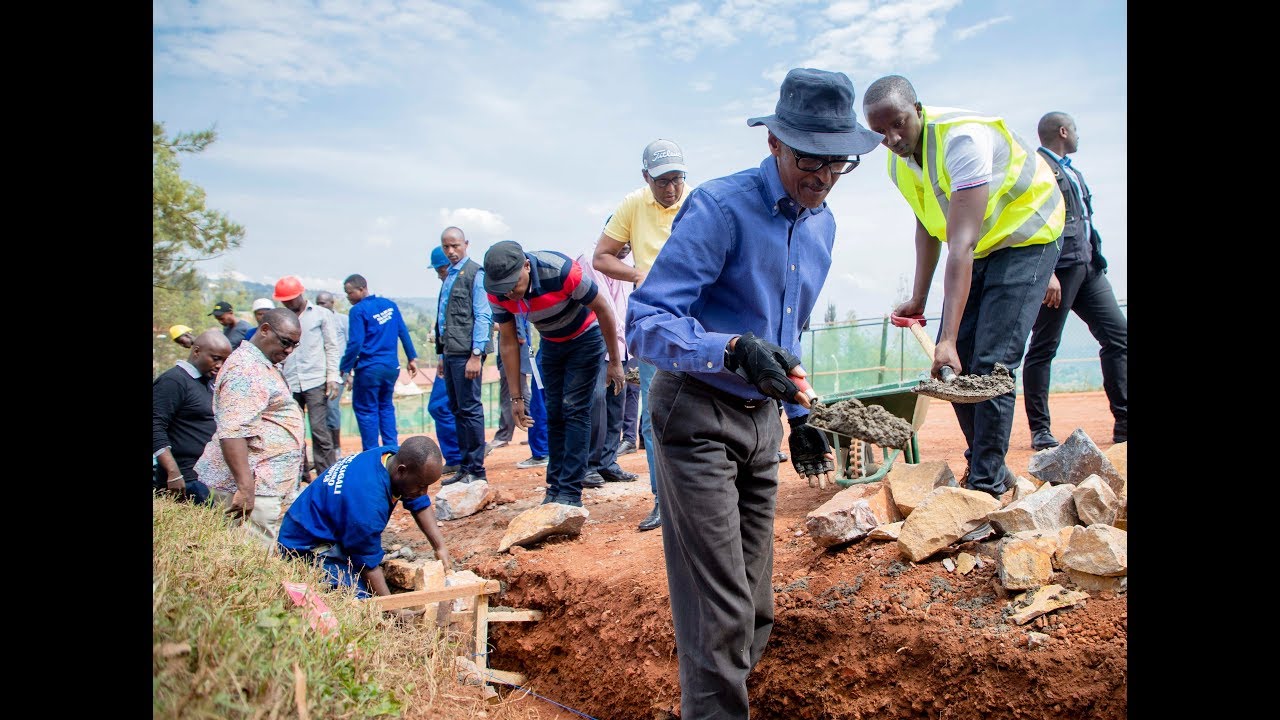 Perezida Kagame yifatanyije n’abaturage mu muganda ku Rwibutso rwa Jenoside rwa Nyanza