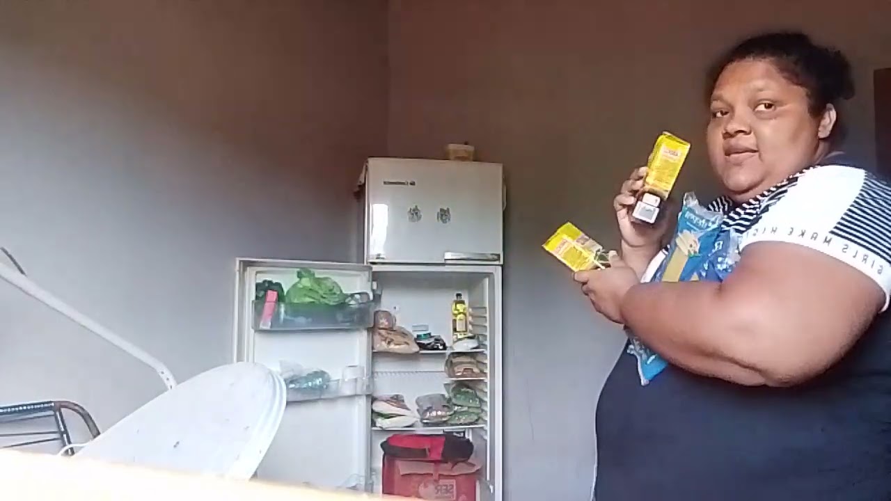 Mostrando as coisas que vem em uma cesta básica que comprei.