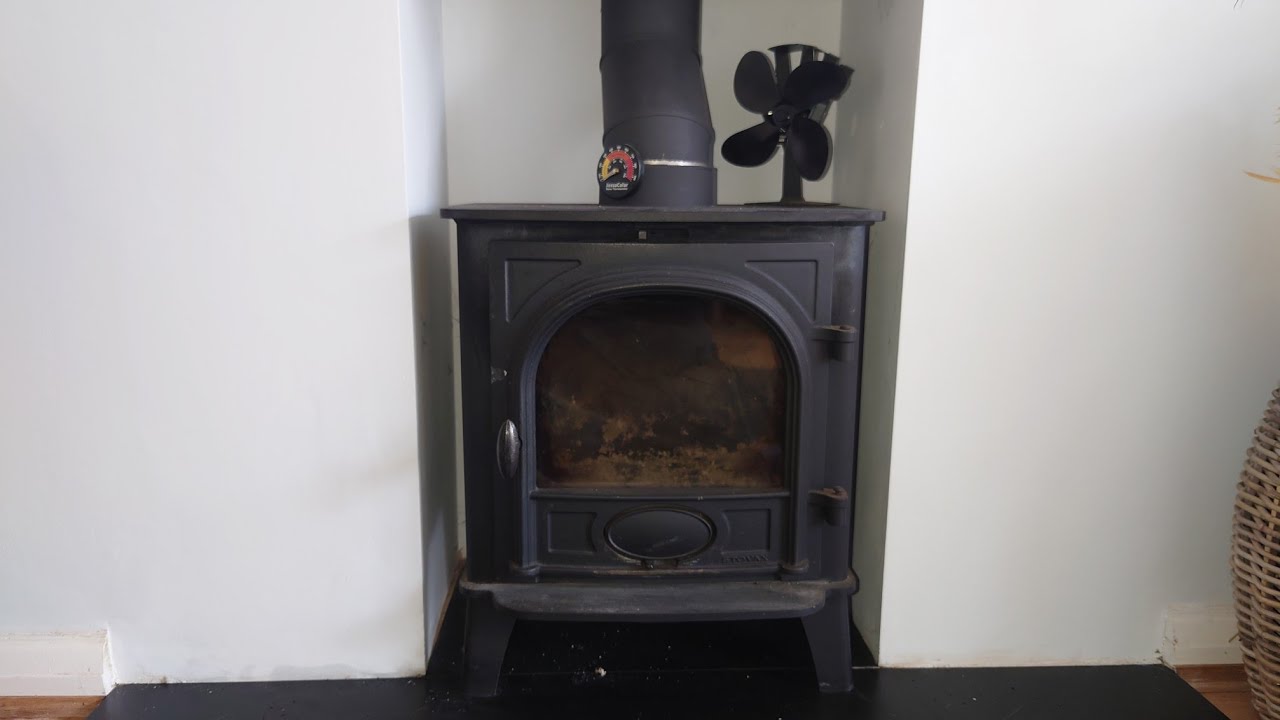 STOVAX STOCKTON 5. REMOVING FIREBRICKS AND BAFFLE PLATE. ALSO SORTING, DOWN DRAFTING,SOOT COMING DWN