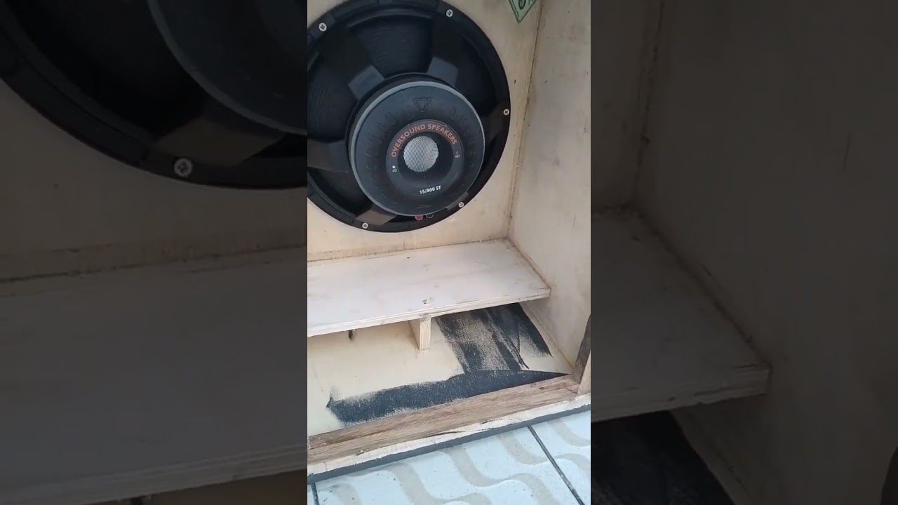 alto falante de 15 oversound de 800 RMS. na caixa c&oacute;pia antera. press&atilde;o top. #som #subgrave #top