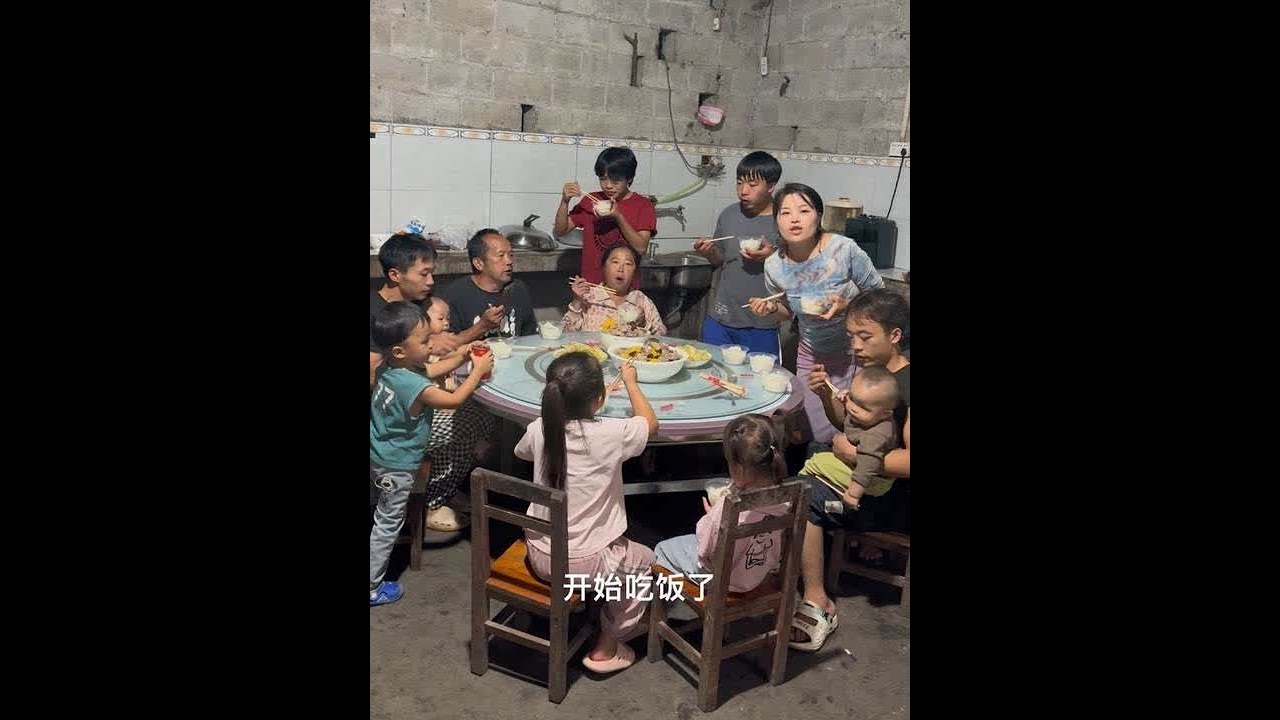 早上老公送孩子去读书，顺便买了排骨和一些菜回来，今天晚上简单弄个晚饭大家一起吃，我的工作负责直播 老公就带孩子做家务做饭菜，只是分工不同，没有任何矛盾与争吵，一天都挺忙碌的，也感到非常的充实，父母孩