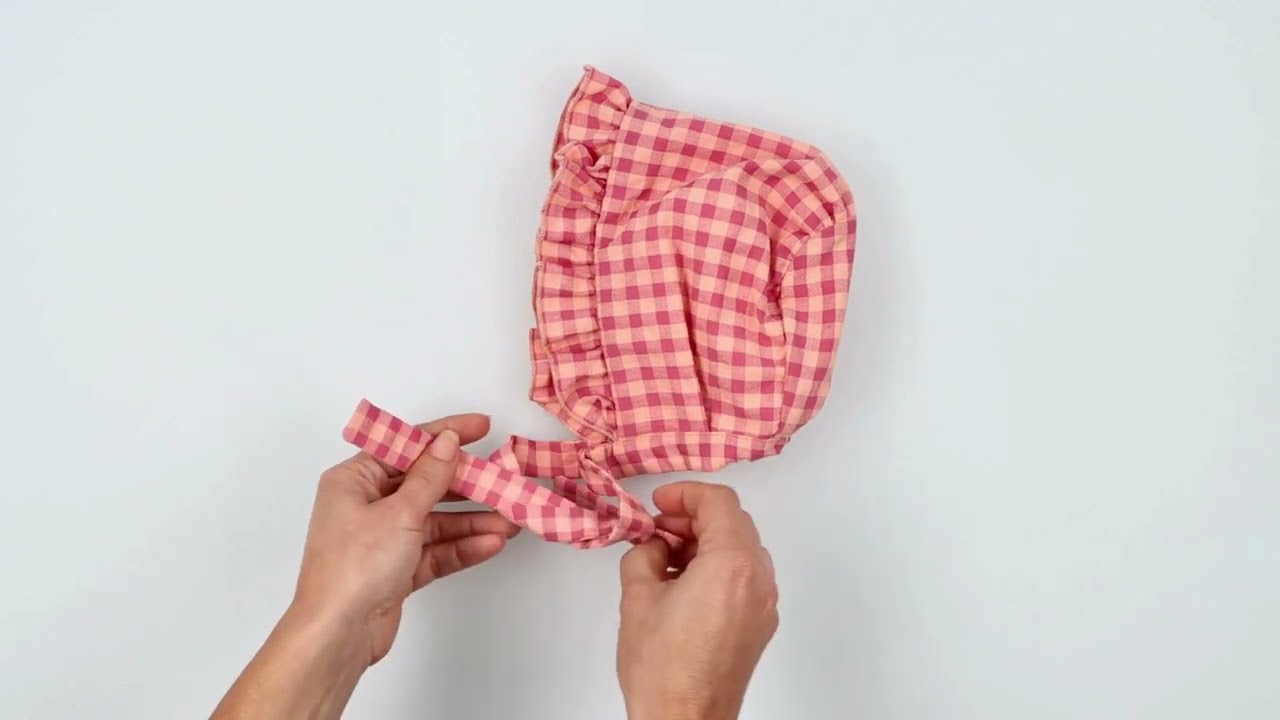 Touca para Beb&eacute; em Tecido Seersucker Xadrez Vichy Rosa e Salm&atilde;o - Bean.pt