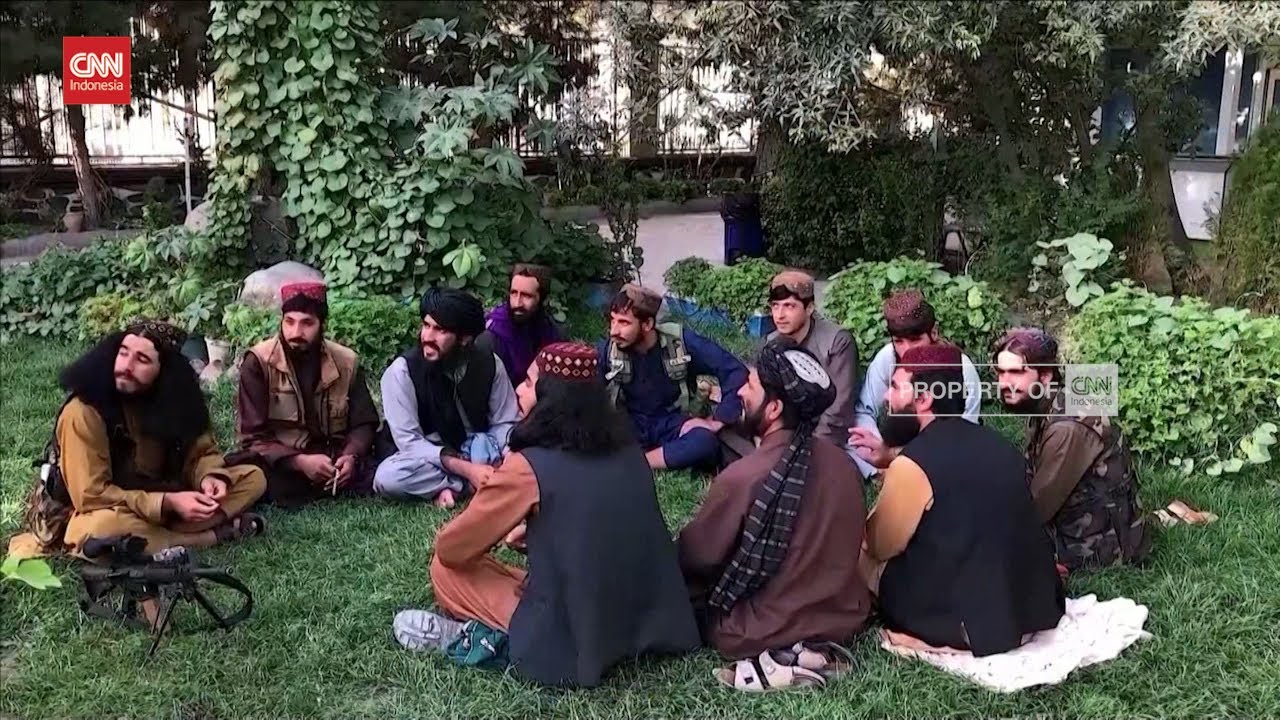 Pasukan Taliban Bersenang-Senang di Taman Hiburan
