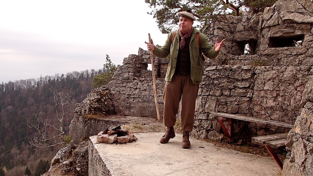 Bushcraft Mäke inspiziert die Befestigungsanlagen auf der Gwidemflue