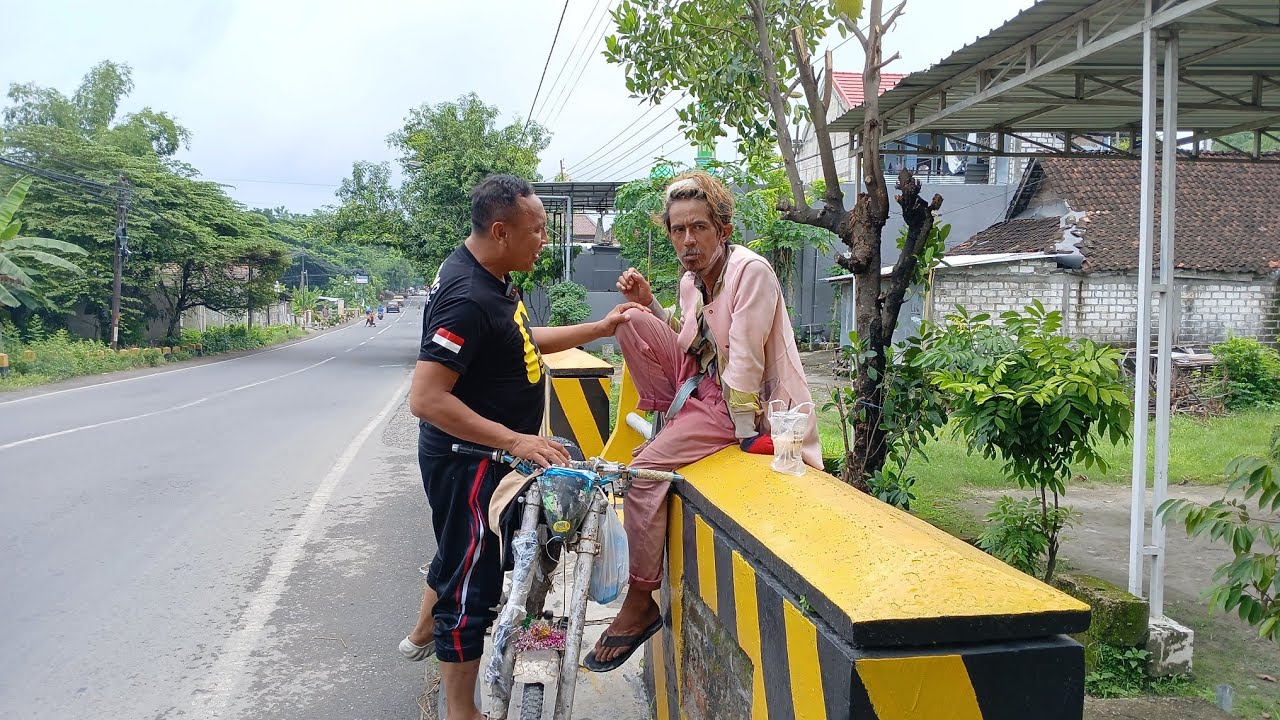 PEMUDA KARAWANG MENOLAK DIBANTU  SENGAJA BAB DI DEPAN RUMAH WARGA PAK PURNOMO KUALAHAN SENDIRIAN