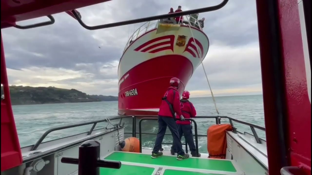 [#CruzRojaEnElMar] - Remolque de arrastrero en Ondarroa