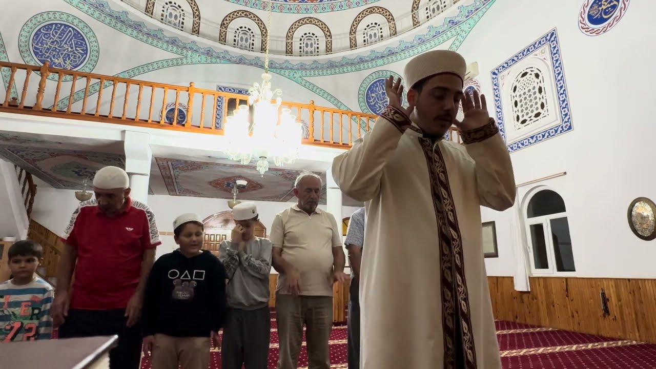 Camide Çocuklarla Beraber Akşam Namazı 