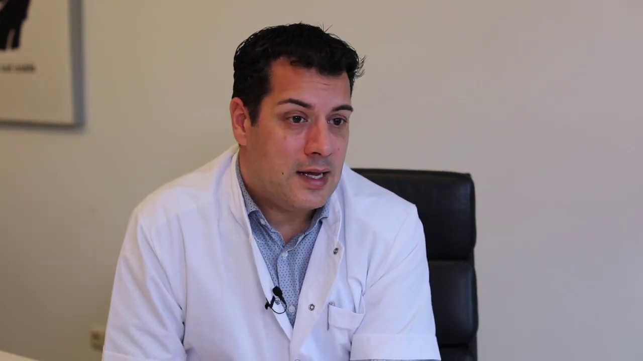 Oncoloog Dr. van Tilburg wil dat artsen meer open dienen te staan voor straling problematiek.