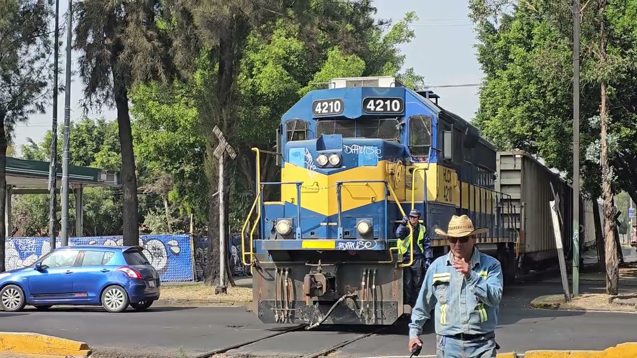 GRAN SORPRESA VER EL PERALVILLO DE FERROVALLE CON UNA GP40 A PUNTO DE CRUZAR FERROCARRIL HIDALGO. 