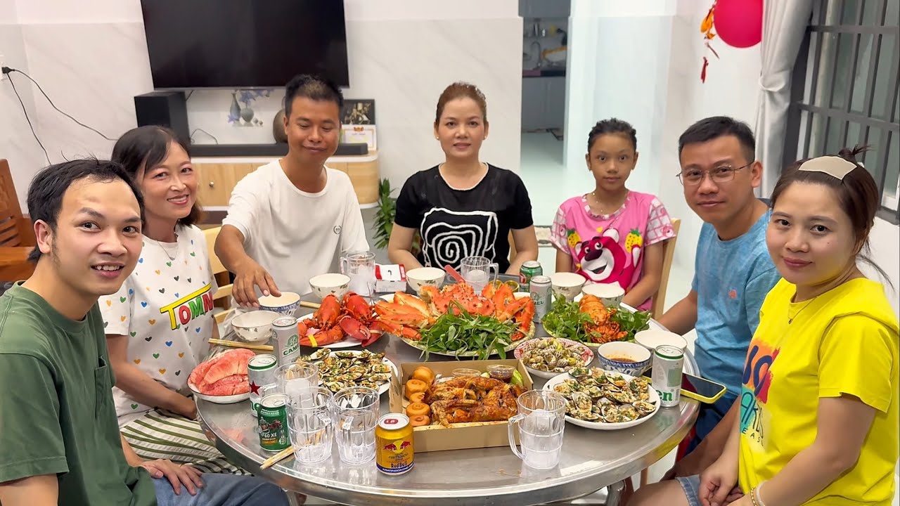 VỢ TÚ LÀM ĐẠI TIỆC HẢI SẢN ĂN MỪNG ĐƯỢC NHẬP HỘ KHẨU THÀNH PHỐ VÀ CẢM ƠN HÀNG XÓM. |túlangthang