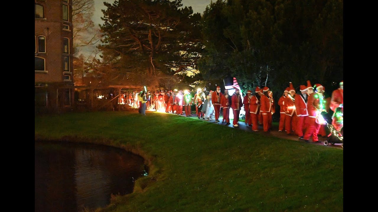 Rotary Santarun Leiden 2025. Het centrum kleurde rood wit met 1574 kerstmannen/vrouwen.