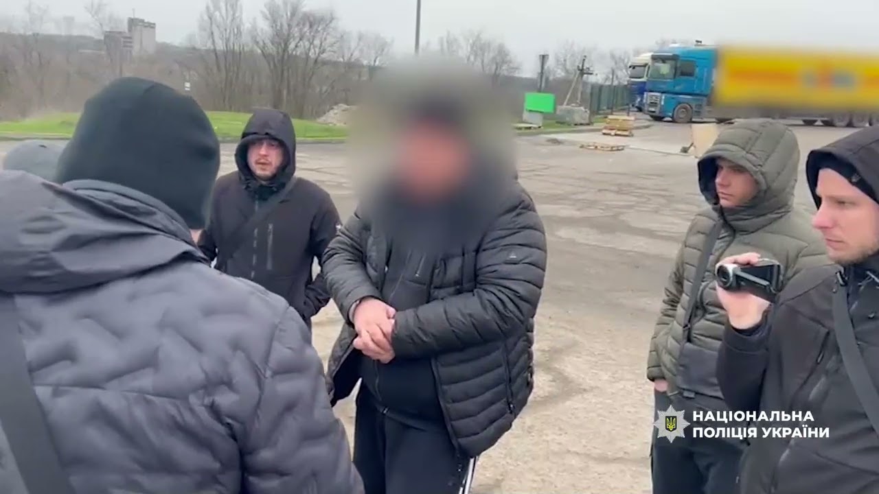 Запорізькі поліцейські розкрили вбивство іноземця: у підозрюваного також вилучили арсенал зброї