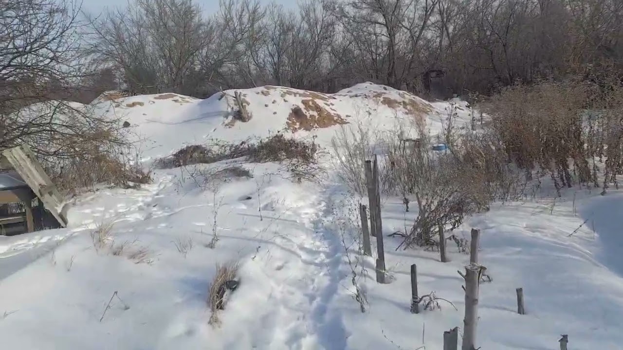 Дача выглядит так 22-ого Января - солнце светит, снег пушистый, небо голубое, но облака есть