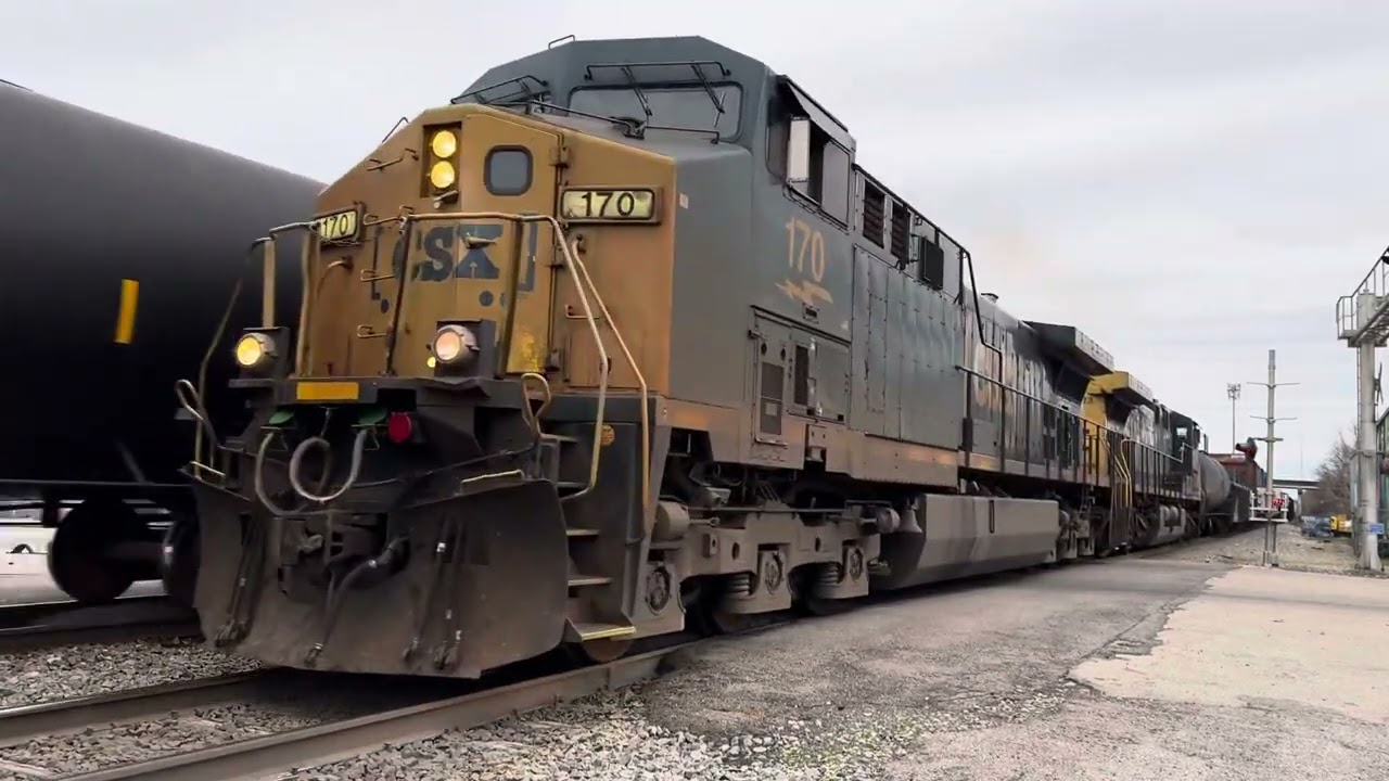 Memphis Saturday train meet! CSX passes CN