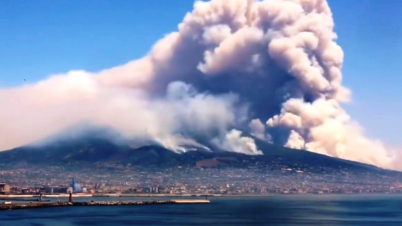Vesuvius is not erupting, it is burning: Wildfire in Italy on the slopes of the volcano