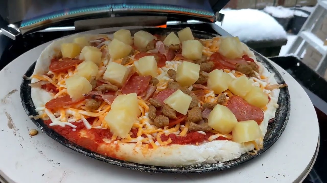 PIZZA ON THE HALO VERSA 16 PIZZA OVEN #outdoorcooking #pizza #halopizza #bbq #bbqmeat #grill 