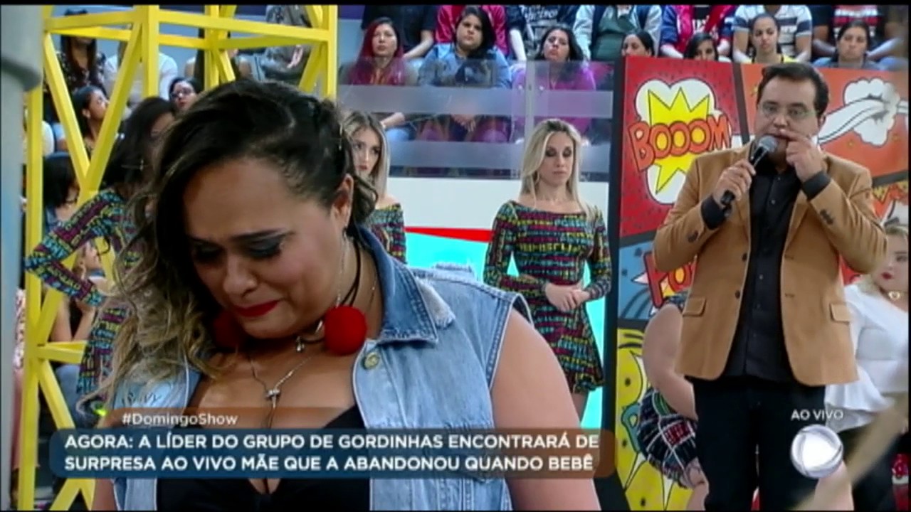 Jovem dançarina plus size reencontra a mãe no palco do Domingo Show