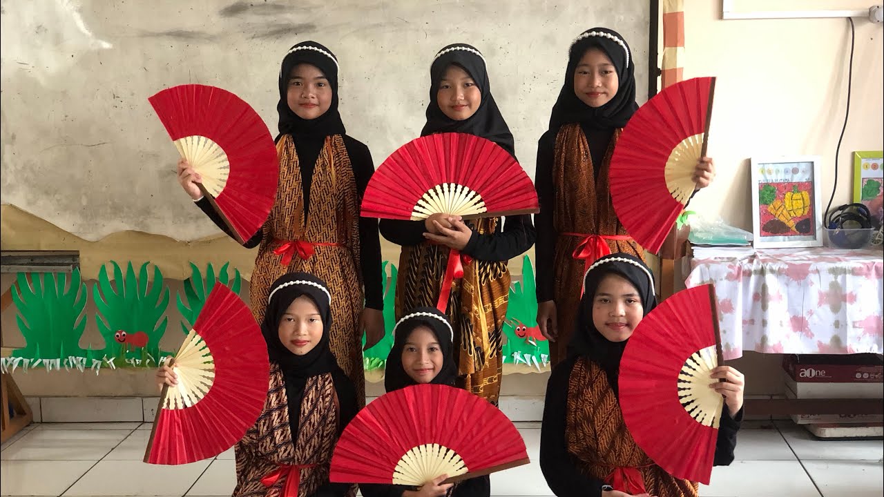 Praktik tari “Kipas Pakarena” kelas 5E SDN Karawang Kulon 2
