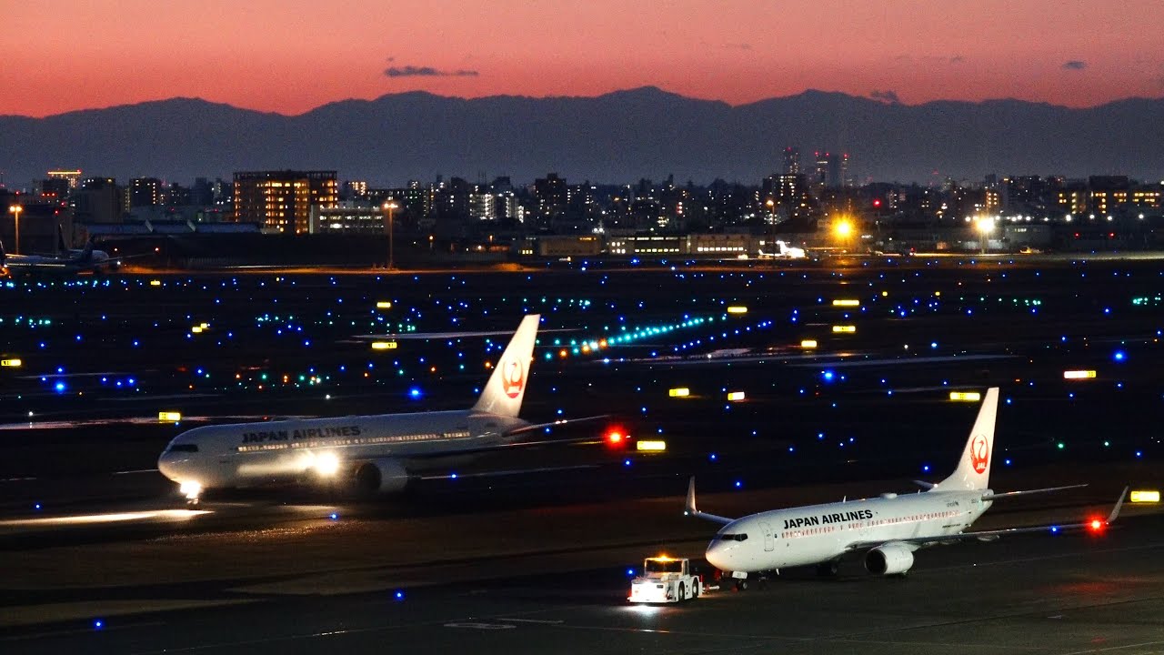[4K Plane Spotting] Night Operations at Tokyo Haneda International Airport | JAL [Aviation BGV]