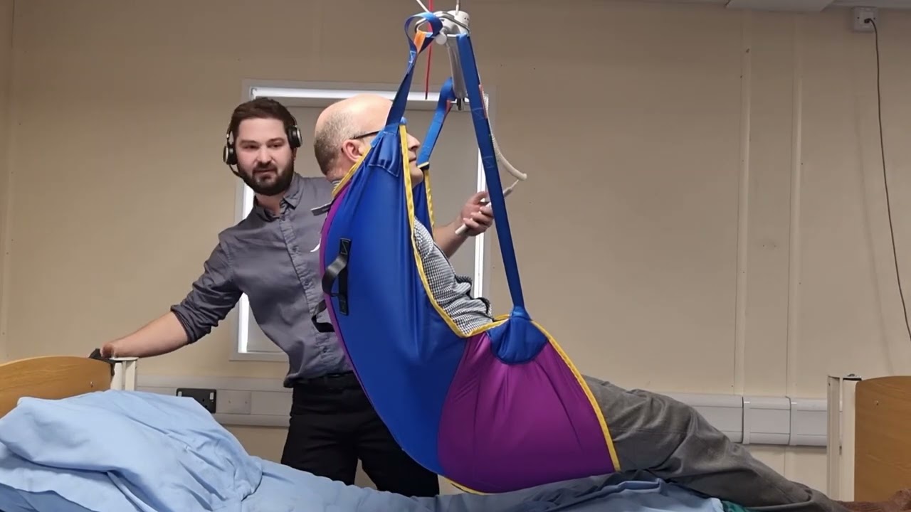Hoisting - Fitting and Removal of a Universal Sling in a Lying Position