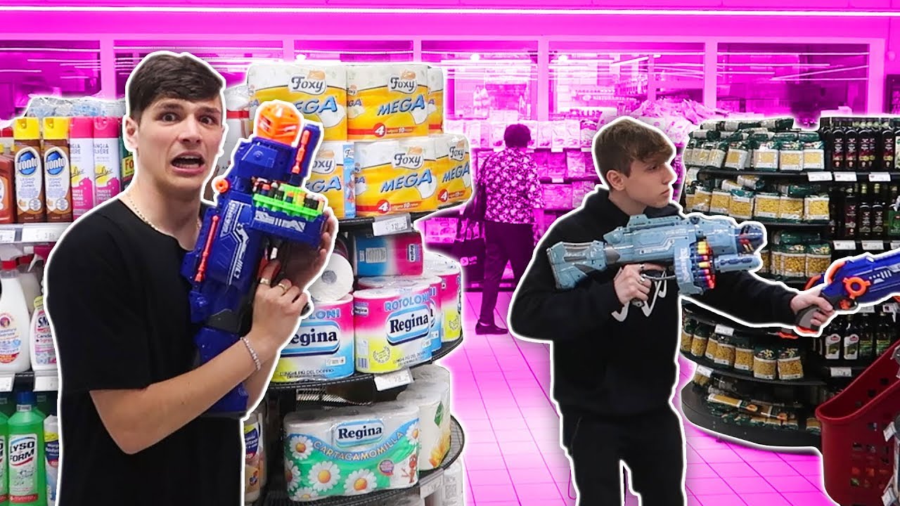 GUERRA NERF IN UN SUPERMERCATO (*ci hanno cacciato!!*)