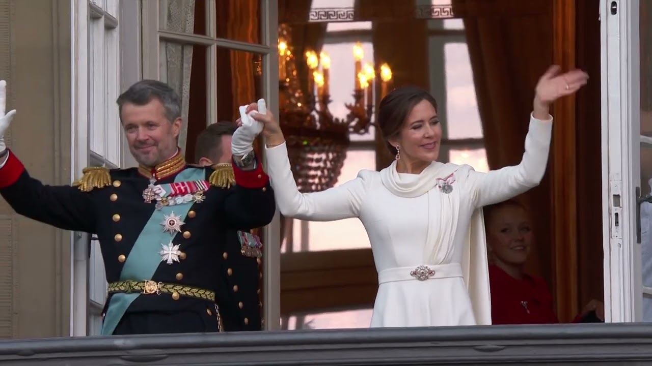 Kongeparret viser sig fra balkonen på Frederik VIII's Palæ i forbindelse med tronskiftet
