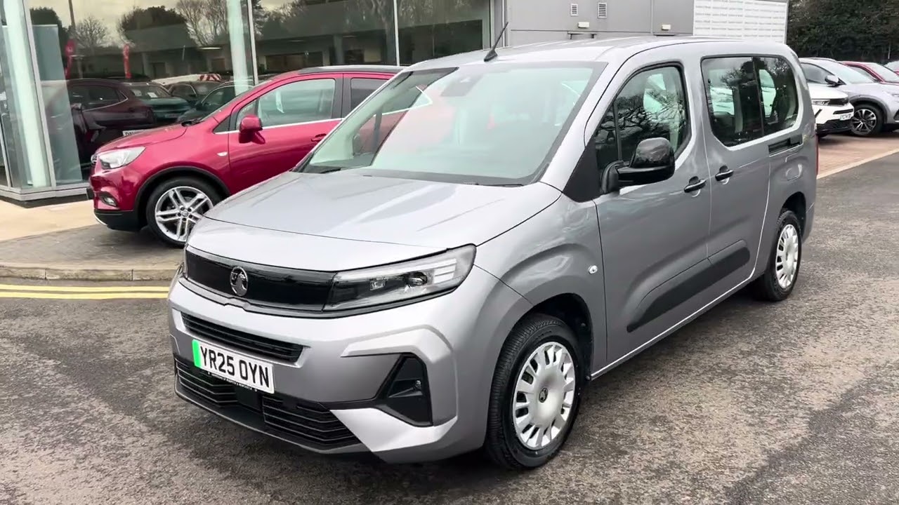 YR25OYN Vauxhall Combo Life Electric 52kWh Design XL MPV 5dr Electric Auto (7.4kW Charger) (136 ps)