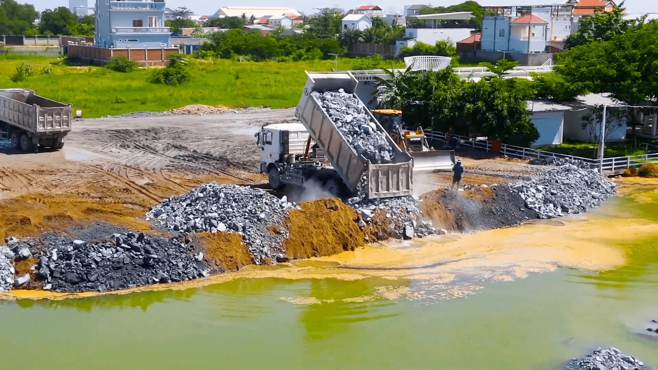 Powerful Modern Machines Heavy Dump Truck 25T Unloading Big Stone , Bulldozer SHANTUI Pushing Stone