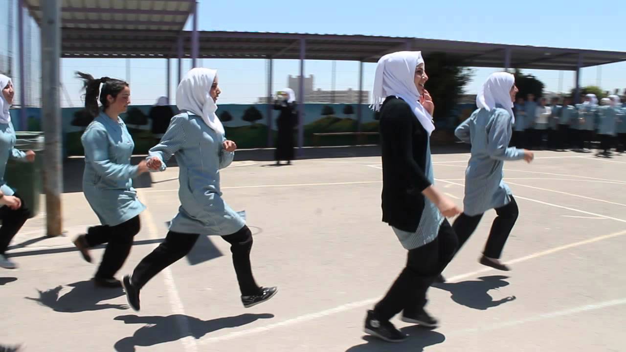 التدريب على كيفية الاخلاء في حالات الطوارئ في مدرسة بنات العودة الأساسية