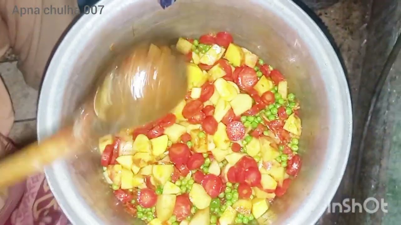 Maa g NY aaj bnaye آلو مٹرگاجر ka salan❤️❤️