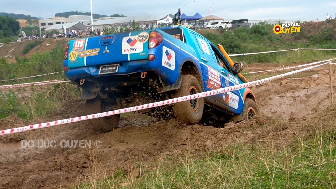 Máy xúc kéo xe bán tải giây phút hồi hộp trên địa hình không thể bỏ qua