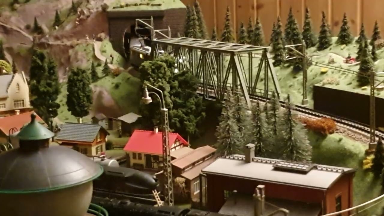 Märklin H0 M-Gleis - SBB Re 6/6 mit den Wagen der LBS unterwegs