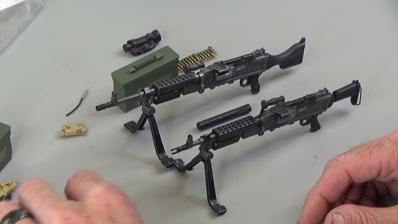 Распаковка моделей лёгких пулемётов M240B и M240L в масштабе 1/6 с наборами аксессуаров.