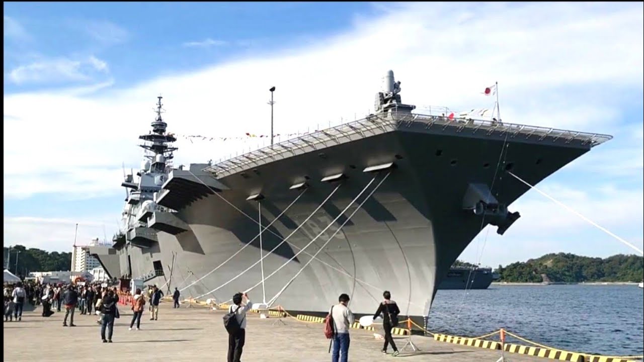 護衛艦いずも 航空機用昇降機【ゼネラルエレクトリックLM2500ガスタービン☓4基 出力112000ps 全長245m】海上自衛隊国際観艦式2022「フリートウィーク」横須賀港艦艇一般公開